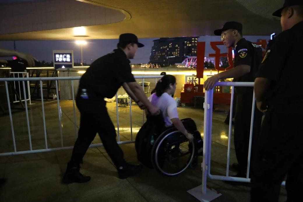 C:/Users/Administrator/Desktop/臺風(fēng)“貝碧嘉”來襲，南京保安積極應(yīng)對，“守”護(hù)萬家團(tuán)圓！/13.jpg13