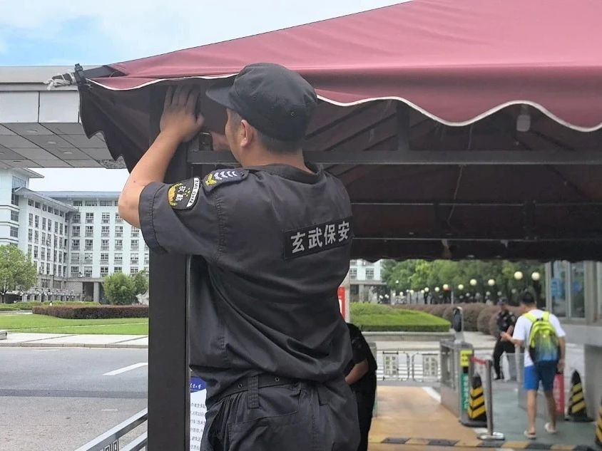 C:/Users/Administrator/Desktop/臺風(fēng)“貝碧嘉”來襲，南京保安積極應(yīng)對，“守”護(hù)萬家團(tuán)圓！/6.jpg6