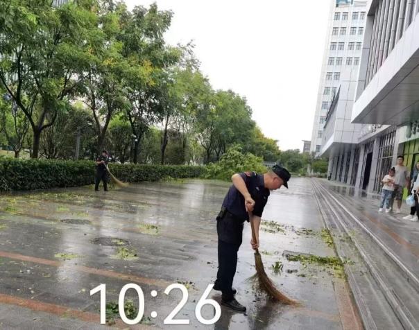 C:/Users/BA/Desktop/風雨過后南京保安迅速行動，恢復安“寧”面貌/5.jpg5