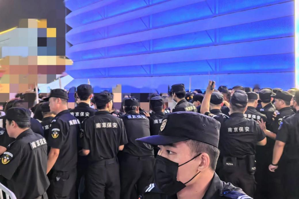 C:/Users/Administrator/Desktop/臺風(fēng)“貝碧嘉”來襲，南京保安積極應(yīng)對，“守”護(hù)萬家團(tuán)圓！/12.jpg12