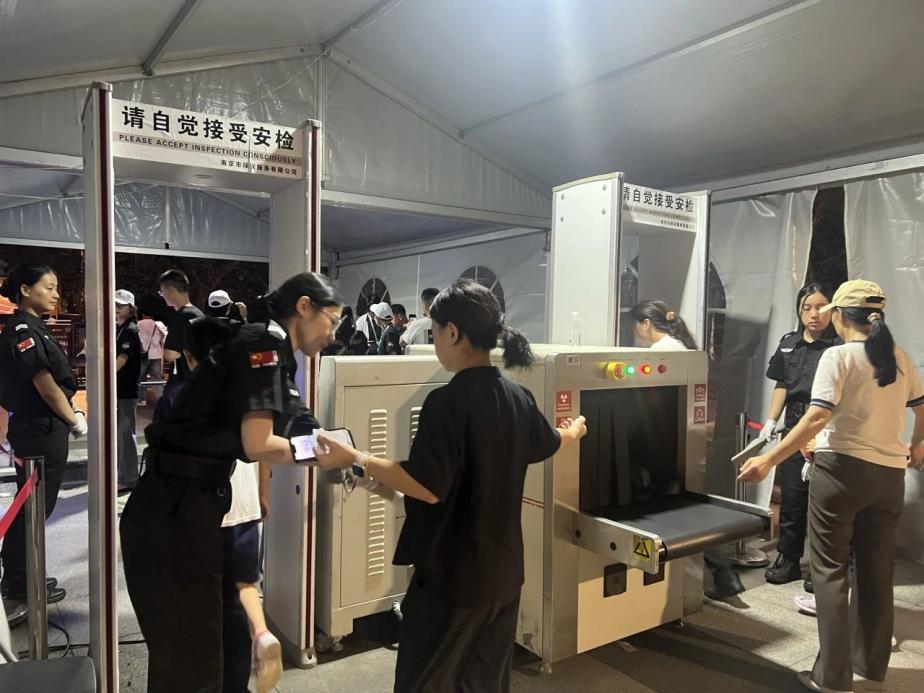 C:/Users/Administrator/Desktop/臺風(fēng)“貝碧嘉”來襲，南京保安積極應(yīng)對，“守”護(hù)萬家團(tuán)圓！/9.jpg9