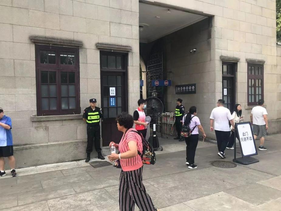 C:/Users/Administrator/Desktop/臺風(fēng)“貝碧嘉”來襲，南京保安積極應(yīng)對，“守”護(hù)萬家團(tuán)圓！/8.jpg8