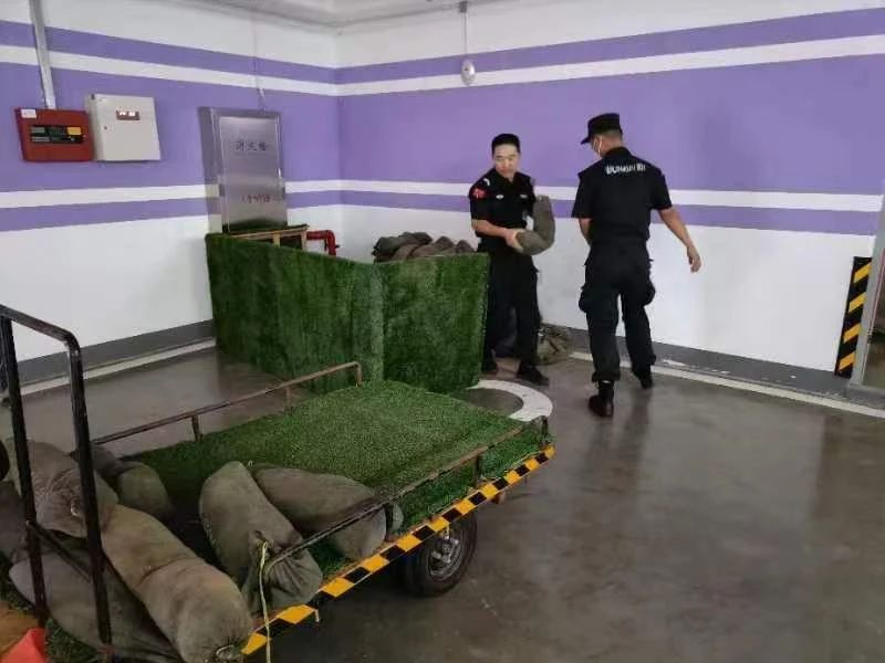 C:/Users/Administrator/Desktop/臺風(fēng)“貝碧嘉”來襲，南京保安積極應(yīng)對，“守”護(hù)萬家團(tuán)圓！/5.jpg5